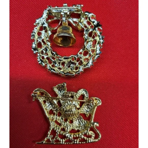 Christmas Pins/ Brooch Set of 2 Christmas Sleigh & Wreath Pin - Picture 4 of 10